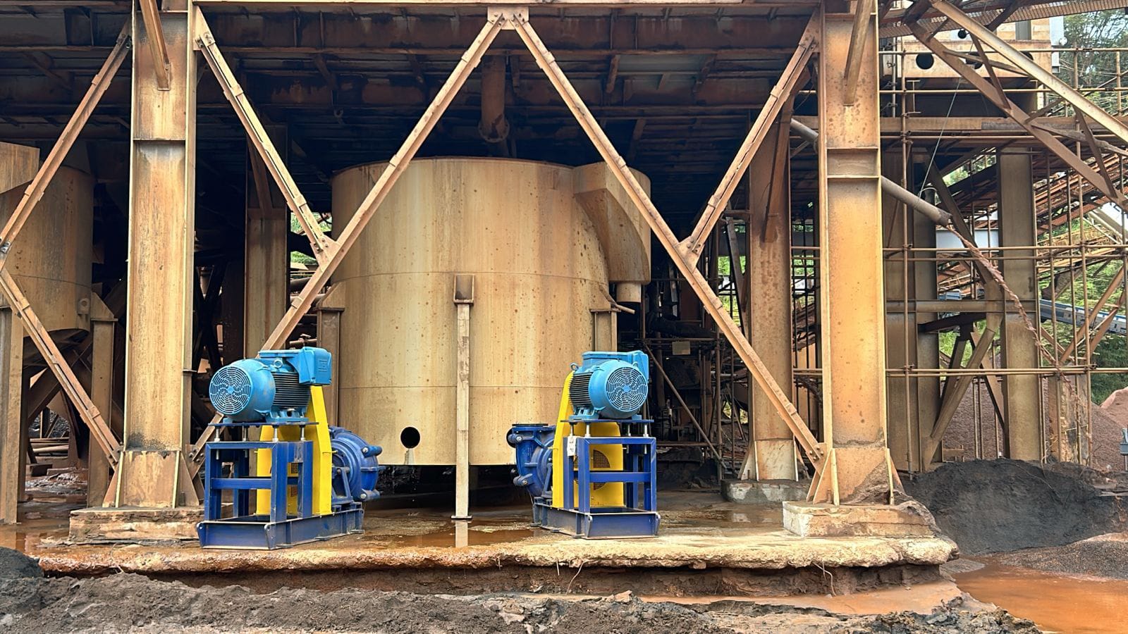 Equipe AWC em montagem e testes de painéis elétricos